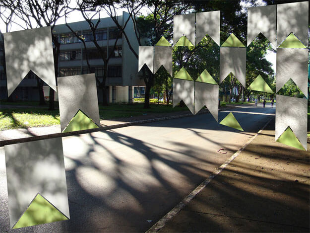 Colagem de uma composição de bandeirinhas de Volpi sobre uma foto horizontal. As bandeirinhas, recortadas de duas outras fotos de paredes, são em tons de branco, cinza e verde, com sombras de árvores. A foto do fundo mostra uma rua sem carros, em perspectiva, com três pessoas andando bem ao longe. Há calçadas de cimento dos dois lados; do lado esquerdo há um gramado verde, um prédio baixo e escuro e várias árvores. As árvores fazem sombras compridas que vão até o canto oposto, embaixo.(Esta é a última imagem da série.)