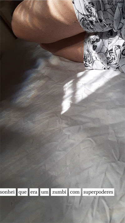 Foto vertical colorida mostrando parte de uma pessoa deitada. Na parte de cima aparecem duas coxas e um short de pijama folgado, branco, com estampa de caveiras em preto. Na maior parte da foto, a de baixo, aparece apenas o lençol branco e amarrotado. Uma faixa de luz do sol bate sobre parte das coxas, da roupa e uma pequena área do lençol. Na parte de baixo, à esquerda, há frase sobre uma faixa branca: sonhei que era um zumbi com superpoderes.