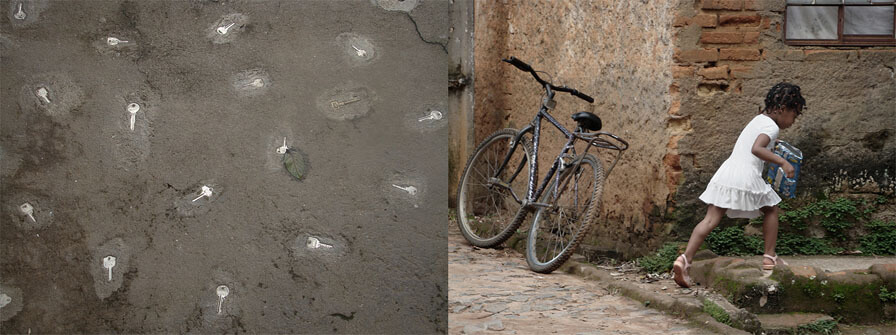 A foto da esquerda mostra dezessete chaves prateadas inscrustadas de forma irregular num chão de cimento, que está molhado. Há uma pequena folha no chão, encostada a uma das chaves e parecendo se fundir ao cimento. A foto da direita mostra uma menina de cinco ou seis anos correndo para a direita, para entrar em casa. Ela está de perfil e usa um vestidinho branco, sandálias e cabelo bem arrumado em diversas trancinhas curtas. A casa tem reboco de cimento velho e descascado, que deixa ver tijolos antigos e marrons por baixo. Encostada à parede, junto à rua, há uma bicicleta velha de adulto. 