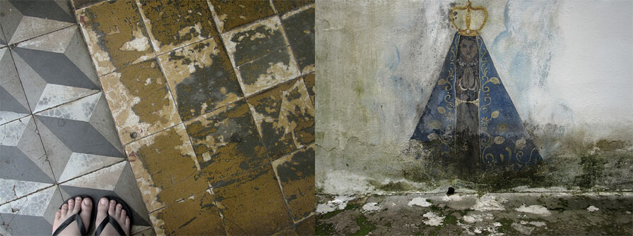 A foto da direita mostra uma parede branca e uma pequena faixa do chão de cimento; na parede está pintada uma imagem de Nossa Senhora Aparecida, negra, com coroa amarela e manto azul enfeitado. A parede é velha e a pintura está desbotada e manchada por limo escuro. A foto da esquerda mostra um piso cujo revestimento foi emendado com outro. Os dois são de ladrilhos hidráulicos, muito antigos e desgastados. O da direita está tão velho que não se vê mais os padrões, apenas as cores ocre, bege e cinza escuro. O da esquerda tem padrões de triângulos e losangos em três tons de cinza. Eles estão enquadrados de forma diagonal, e na parte de baixo dos ladrilhos cinzas aparece a metade de dois pés, calçados com havaianas pretas.