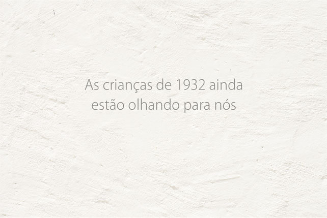 Imagem horizontal de uma parede branca com a primeira frase: As crianças de 1932 ainda estão olhando para nós.