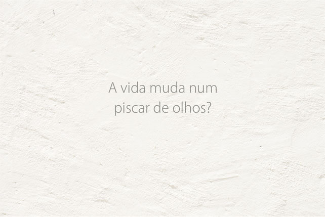 Imagem horizontal de uma parede branca com a oitava frase: A vida muda num piscar de olhos?