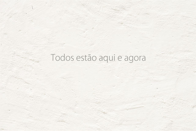 Imagem horizontal de uma parede branca com a segunda frase: Todos estão aqui e agora.