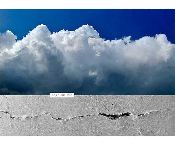 Colagem digital formato horizontal. Na parte de cima está a foto de uma nuvem em tons branco e cinza escuro, num céu azul escuro. A nuvem atravessa toda a imagem, fazendo uma faixa horizontal. Abaixo está uma parede descascada em tons de branco e cinza, com uma rachadura que atravessa toda a imagem, no sentido horizontal. Entre as duas fotos, em um estreito retângulo branco, está colada a frase "como um rio.