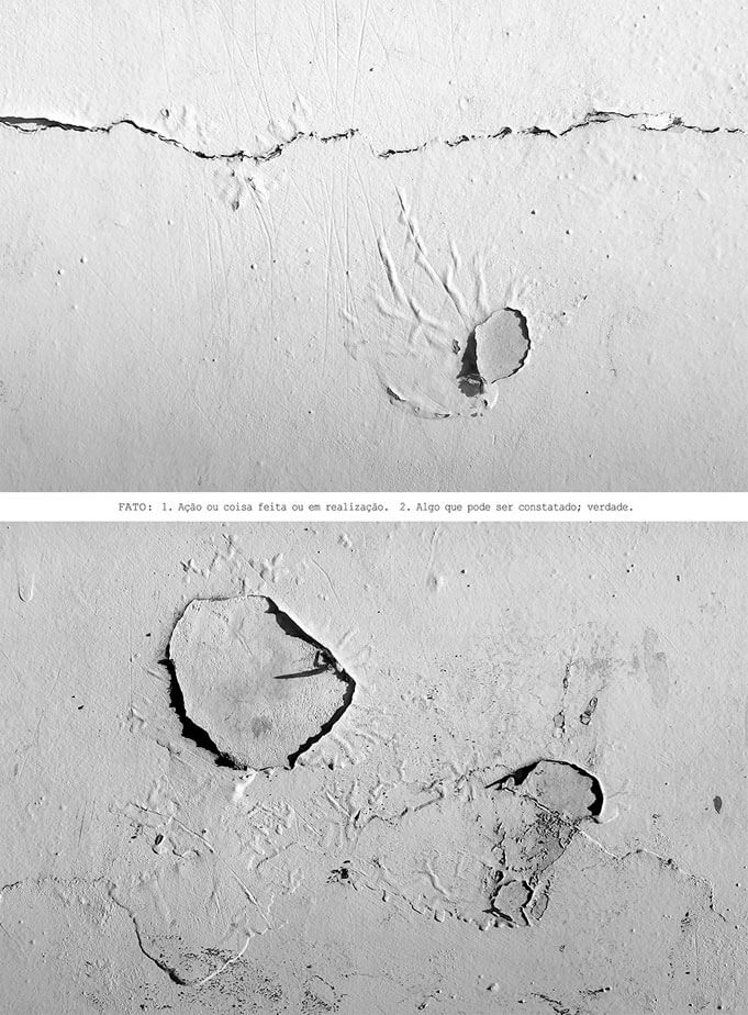 Colagem digital com margens brancas, formada por duas fotos horizontais em preto e branco colocadas uma acima da outra, com um pequeno espaço em branco entre elas. As duas fotos mostram diferentes partes de uma parede branca e bem iluminada, com pintura muito degradada. Na de cima, uma grande rachadura atravessa toda a imagem na horizontal. Abaixo dessa rachadura há um círculo descascado mostrando um fundo mais escuro, com algumas ramificações para cima. Na foto de baixo estão duas grandes áreas descascadas em formato mais ou menos redondo. Na faixa branca entre as duas fotos está a frase: FATO: 1. Ação ou coisa feita ou em realização. 2. Algo que pode ser constatado; verdade.(Esta é a última imagem da série.)