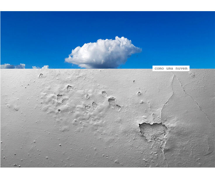 Colagem digital formato horizontal. Em cima está a foto de um céu azul com uma pequena nuvem oval junto à margem inferior. Embaixo está a foto de uma parede com a pintura descascada e estufada, em tons de branco e cinza. Há pequenos buracos ovais na pintura, deixando ver um cinza mais escuro embaixo. Entre as duas fotos, em um estreito retângulo branco, está a frase "como uma nuvem".