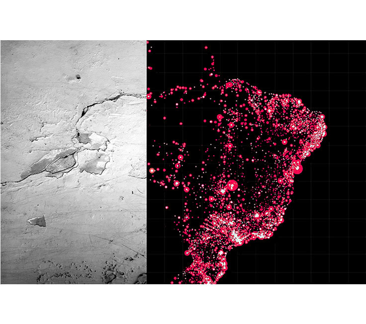 Colagem digital em formato horizontal com margens brancas. No lado esquerdo há uma foto vertical em preto e branco de uma parede deteriorada e rachada, com partes descascadas em cinza escuro. No lado direito há um gráfico com fundo preto mostrando centenas de pontos e círculos de diferentes tamanhos, em vermelho e branco. O agrupamento de círculos deixa visível o formato da maior parte do mapa do Brasil. O desenho formado pelas marcas e rachaduras da parede parece completar a parte que falta (o extremo oeste do mapa).