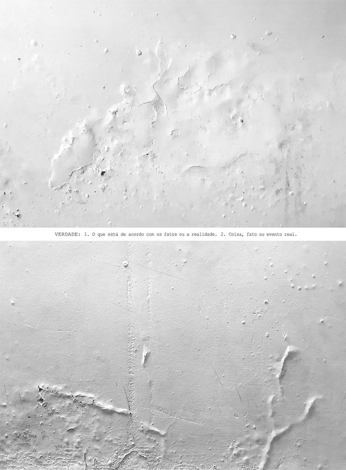 Colagem digital com margens brancas, formada por duas fotos horizontais em preto e branco colocadas uma acima da outra, com um pequeno espaço em branco entre elas. As duas fotos mostram diferentes partes de uma parede branca e bem iluminada, com pintura muito degradada, mostrando áreas estufadas, lugares prestes a rachar, pequenas bolhas e furos. Na faixa branca entre as duas fotos está a frase: VERDADE: 1. O que está de acordo com os fatos ou a realidade. 2. Coisa, fato ou evento real.