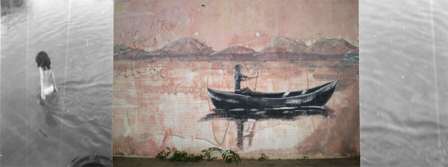 Colagem digital em formato panorâmico. No centro está a foto de uma parede com a pintura naif de um rio e um homem numa canoa, indo para a direita. A pintura é toda em tons de rosa, preto, branco e cinza. No lado esquerdo há um foto vertical preto e branca de uma criança entrando em um rio, de costas, com água até o alto das coxas, indo para a esquerda. Suas mãos deixam marcas na água. À direita da foto central está uma faixa vertical mais estreita, mostrando um detalhe dessas marcas na água.