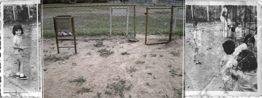 Colagem digital em formato panorâmico. No centro há uma foto horizontal colorida de uma cerca baixa, enferrujada, com um portão entreaberto e uma lixeira de metal também enferrujada. A cerca delimita um espaço de areia branca com pequena moitas de mato e um gramado do lado de fora. No lado esquerdo da colagem há um estreito pedaço de uma foto em preto e branco, antiga e desgastada, mostrando uma criança de quatro anos. Ela está de pé sobre um chão de areia, de lado, olhando para a câmera e sorrindo. Parece usar um uniforme de escola. A outra parte dessa foto, mais larga, está do lado direito da colagem, e mostra outras crianças de uniforme num parquinho. Está muito desgastada, com manchas e marcas de dobras.
