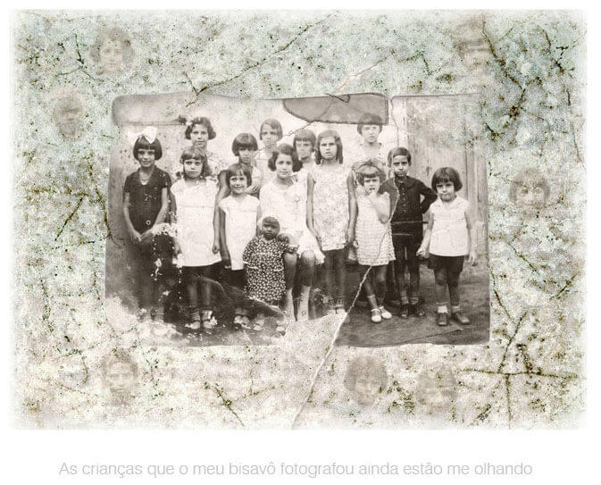 Imagem horizontal com fundo branco e uma colagem em tons de verde, sépia e preto. No centro está uma foto sépia, horizontal, de um grupo de catorze crianças, de quatro a onze anos de idade. Elas posam olhando para a câmera. Todas estão de pé, menos a mais velha; ela está sentada no centro do grupo e segura pela mão uma bebê de dois anos ou menos, que está em pé, de vestido comprido e touca. Todas as crianças estão sérias, menos duas meninas que sorriem timidamente. A foto é muito antiga e desgastada, com bordas irregulares, curvas, arredondadas pelo tempo. Na parte de cima há uma mancha escura de durex, e na parte de baixo uma área rasgada. Esta foto está sobre um fundo que parece um chão de pedra esverdeada, com rachaduras finas. Sobre esse fundo estão espalhados os rostos de algumas das crianças, recortados da foto e colados discretamente, pequenos e transparentes. Embaixo lê-se, em letras cinza claro sobre o fundo branco: As crianças que o meu bisavô fotografou ainda estão me olhando.